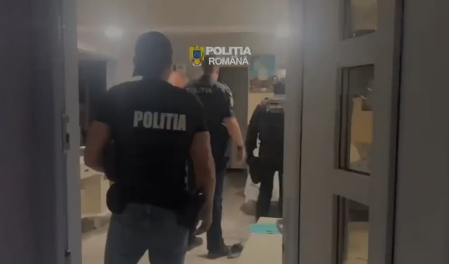 IGPR – 12 percheziţii la angajaţi ai unei societăţi comerciale şi complici ai acestora, suspectaţi de furt din aeronavele unei companii aeriene. Prejudiciul, estimat la 800.000 de euro
