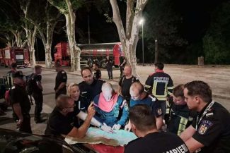 Pompierii români specializaţi în stingerea incendiilor de pădure intervin în Departamentul Var, din sud-estul Franţei/ Misiunea vizează limitarea propagării flăcărilor la un drum de acces – FOTO, VIDEO