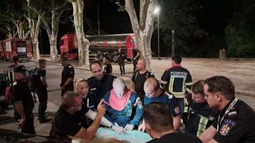 Pompierii români specializaţi în stingerea incendiilor de pădure intervin în Departamentul Var, din sud-estul Franţei/ Misiunea vizează limitarea propagării flăcărilor la un drum de acces – FOTO, VIDEO