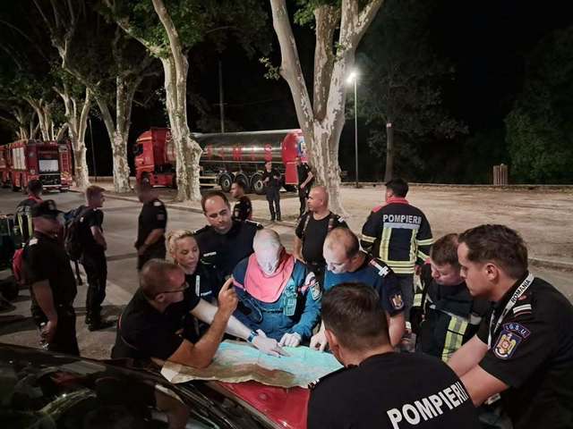 Pompierii români specializaţi în stingerea incendiilor de pădure intervin în Departamentul Var, din sud-estul Franţei/ Misiunea vizează limitarea propagării flăcărilor la un drum de acces – FOTO, VIDEO