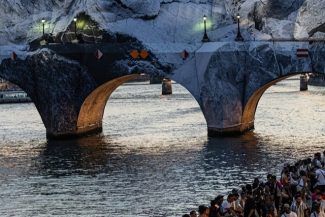 Instalaţia artistului JR, care transformat cel mai vechi pod din Paris într-o peşteră, a atras peste jumătate de milion de vizitatori/ FOTO