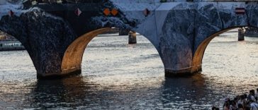 Instalaţia artistului JR, care a transformat cel mai vechi pod din Paris într-o peşteră, a atras peste jumătate de milion de vizitatori/ FOTO