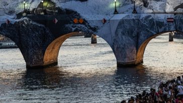 Instalaţia artistului JR, care a transformat cel mai vechi pod din Paris într-o peşteră, a atras peste jumătate de milion de vizitatori/ FOTO
