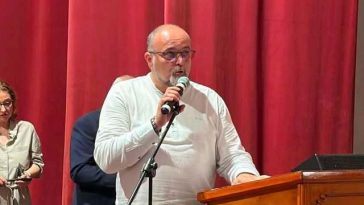 Preot din Topoloveni, suspendat de la slujire şi cercetat disciplinar după ce a preluat conducerea PSD local