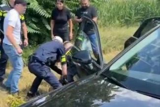 Botoşani: Un bărbat condamnat la închisoare pentru furt calificat şi dat în urmărire naţională şi internaţională a fost văzut de poliţişti într-o maşină în trafic/ Autoturismul a fost blocat, iar bărbatul a fost încătuşat – VIDEO