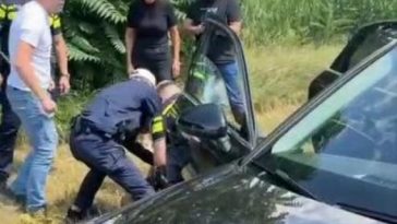 Botoşani: Un bărbat condamnat la închisoare pentru furt calificat şi dat în urmărire naţională şi internaţională a fost văzut de poliţişti într-o maşină în trafic/ Autoturismul a fost blocat, iar bărbatul a fost încătuşat – VIDEO