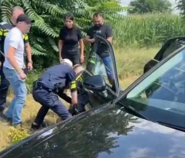 Botoşani: Un bărbat condamnat la închisoare pentru furt calificat şi dat în urmărire naţională şi internaţională a fost văzut de poliţişti într-o maşină în trafic/ Autoturismul a fost blocat, iar bărbatul a fost încătuşat – VIDEO