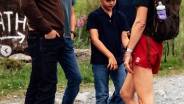 Îmbrăţişări în familie şi pantaloni scurţi de drumeţie – Prinţesa Kate dezvăluie noi imagini din „provocarea celor trei vârfuri”