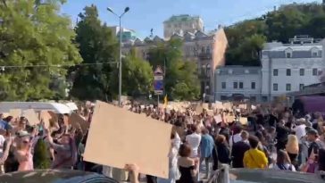 Proteste în Kiev şi în mai multe alte oraşe din Ucraina după demiterea ministrului apărării Mîhailo Fedorov – VIDEO