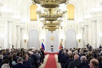 Putin le-a vorbit la Kremlin deputaţilor din Dumă la încheierea mandatului lor: „Se formează o nouă ordine mondială şi în joc e soarta ruşilor”. El a sugerat că este pe picior de război cel puţin încă trei ani