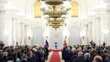 Putin le-a vorbit la Kremlin deputaţilor din Dumă la încheierea mandatului lor: „Se formează o nouă ordine mondială şi în joc e soarta ruşilor”. El a sugerat că este pe picior de război cel puţin încă trei ani