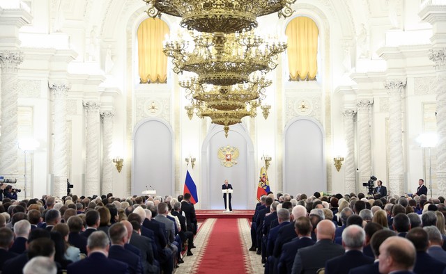 Putin le-a vorbit la Kremlin deputaţilor din Dumă la încheierea mandatului lor: „Se formează o nouă ordine mondială şi în joc e soarta ruşilor”. El a sugerat că este pe picior de război cel puţin încă trei ani