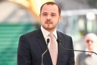 Rogobete, replică pentru Vlad Voiculescu, după ce acesta „s-a plâns la presă” că nu mai poate deschide televizorul că îl vede pe el cum se plânge pentru personalul medical: „Păi da! Ce ai vrea, să plâng de mila ta?”
