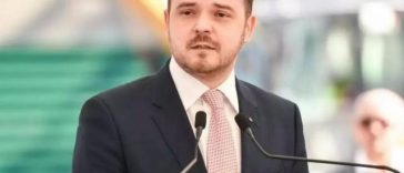 Rogobete, replică pentru Vlad Voiculescu, după ce acesta „s-a plâns la presă” că nu mai poate deschide televizorul că îl vede pe el cum se plânge pentru personalul medical: „Păi da! Ce ai vrea, să plâng de mila ta?”