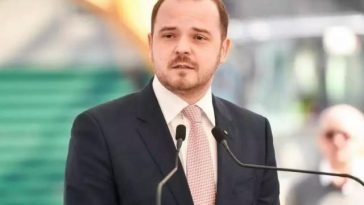 Rogobete, replică pentru Vlad Voiculescu, după ce acesta „s-a plâns la presă” că nu mai poate deschide televizorul că îl vede pe el cum se plânge pentru personalul medical: „Păi da! Ce ai vrea, să plâng de mila ta?”