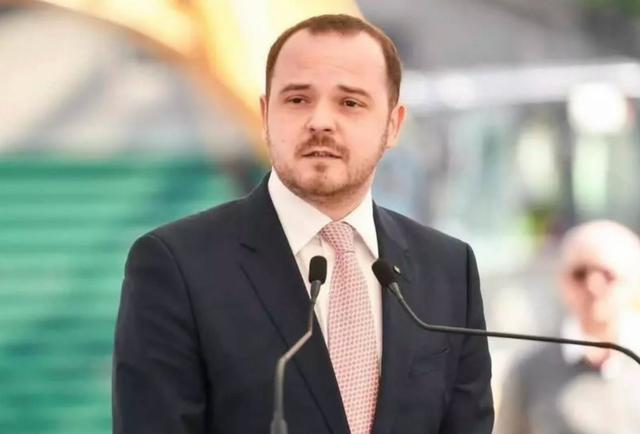 Rogobete, replică pentru Vlad Voiculescu, după ce acesta „s-a plâns la presă” că nu mai poate deschide televizorul că îl vede pe el cum se plânge pentru personalul medical: „Păi da! Ce ai vrea, să plâng de mila ta?”