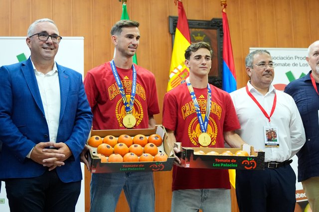 Cadou original pentru Fabian Ruiz şi Gavi. Au primit greutatea lor în…roşii – VIDEO