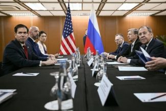 Lavrov îl avertizează pe Rubio, la Manila, în marja ASEAN, împotriva livrărilor de armament Ucrainei. Americanul spune că a avut ”o conversaţie sinceră” cu rusul, fără să dezvăluie despre ce anume. Trei morţi în estul Ucrainei, patru în Rusia şi Crimeea