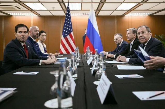 Lavrov îl avertizează pe Rubio, la Manila, în marja ASEAN, împotriva livrărilor de armament Ucrainei. Americanul spune că a avut ”o conversaţie sinceră” cu rusul, fără să dezvăluie despre ce anume. Trei morţi în estul Ucrainei, patru în Rusia şi Crimeea