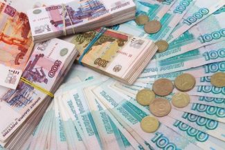 Ruşii revin la plata în numerar, amplificând presiunile asupra economiei afectate de război