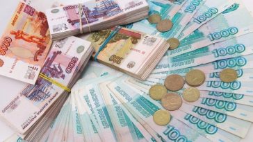 Ruşii revin la plata în numerar, amplificând presiunile asupra economiei afectate de război