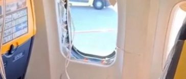 Un sârb, aproape aspirat dintr-un avion Ryanair de la Salonic la Memmingen, în Germania. El a fost tras în avion de alţi pasageri. Hubloul, spart de fragmente desprinse dintr-un motor, scrie presa. Ryanair spune că s-a ”desprins”. Sârbul, internat cu arsu