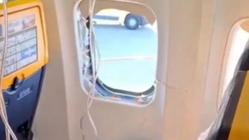 Un sârb, aproape aspirat dintr-un avion Ryanair de la Salonic la Memmingen, în Germania. El a fost tras în avion de alţi pasageri. Hubloul, spart de fragmente desprinse dintr-un motor, scrie presa. Ryanair spune că s-a ”desprins”. Sârbul, internat cu arsu