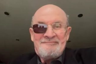 Atacatorul lui Salman Rushdie, condamnat şi pentru infracţiuni de terorism