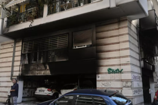 Un mort în atentate vizând domicilii ale unor cadre din partidul la putere, la Salonic. Mama lui Afroditi Nestora, o fostă candidată ND, a murit la spital. Fosta candidată şi tatăl său, între răniţi