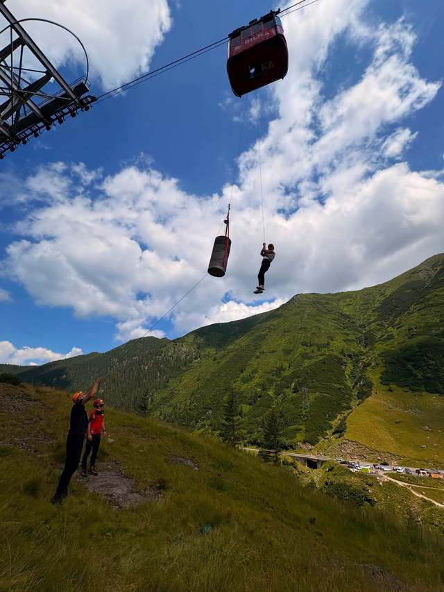 Intervenţie a Salvamont la Bâlea Lac, după ce o avarie s-a produs la telecabină. Oficialii Salvamont anunţă că „situaţia nu este gravă” iar persoanele implicate sunt în siguranţă – FOTO