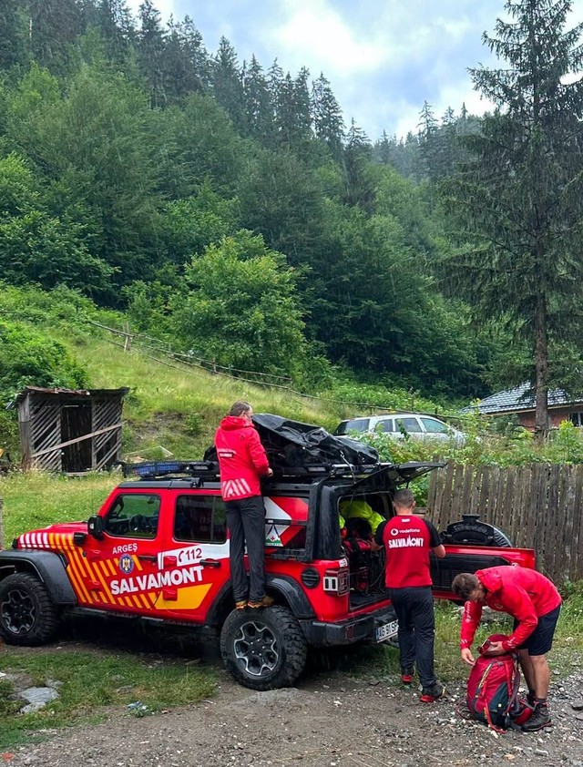 Argeş: Intervenţie a salvamontiştilor în masivul Iezer-Păpuşa, pentru recuperarea unui motociclist care a căzut într-o râpă