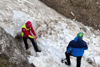 Salvamont Braşov anunţă că mare parte din zăpada de pe Valea Ţigăneşti, unde un tânăr de 18 ani a dispărut anul trecut, s-a topit. Verificarea zonei nu a dus la indicii pentru găsirea acestuia/ Apel la turişti