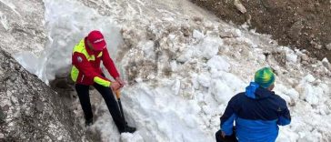 Salvamont Braşov anunţă că mare parte din zăpada de pe Valea Ţigăneşti, unde un tânăr de 18 ani a dispărut anul trecut, s-a topit. Verificarea zonei nu a dus la indicii pentru găsirea acestuia/ Apel la turişti