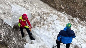 Salvamont Braşov anunţă că mare parte din zăpada de pe Valea Ţigăneşti, unde un tânăr de 18 ani a dispărut anul trecut, s-a topit. Verificarea zonei nu a dus la indicii pentru găsirea acestuia/ Apel la turişti