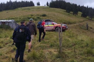 Început de weekend extrem de intens pentru echipa Salvamont Maramureş. Au fost salvaţi patru ucraineni rătăciţi în munte, un cioban cu durri abdominale puternice şi un tânăr rănit după o coborâre în rapel pe cascadă – FOTO