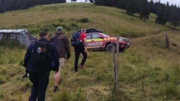 Început de weekend extrem de intens pentru echipa Salvamont Maramureş. Au fost salvaţi patru ucraineni rătăciţi în munte, un cioban cu durri abdominale puternice şi un tânăr rănit după o coborâre în rapel pe cascadă – FOTO