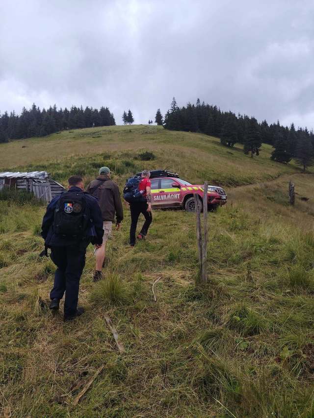 Început de weekend extrem de intens pentru echipa Salvamont Maramureş. Au fost salvaţi patru ucraineni rătăciţi în munte, un cioban cu durri abdominale puternice şi un tânăr rănit după o coborâre în rapel pe cascadă – FOTO
