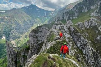 Turişti salvaţi cu elicopterul, la lăsarea întunericului, de pe un traseu dificil din Bucegi/ Doi turişti erau extrem de epuizaţi fizic, iar o turistă era accidentată la un genunchi/ Recomandările salvamontiştilor – VIDEO