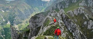 Turişti salvaţi cu elicopterul, la lăsarea întunericului, de pe un traseu dificil din Bucegi/ Doi turişti erau extrem de epuizaţi fizic, iar o turistă era accidentată la un genunchi/ Recomandările salvamontiştilor – VIDEO