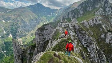 Turişti salvaţi cu elicopterul, la lăsarea întunericului, de pe un traseu dificil din Bucegi/ Doi turişti erau extrem de epuizaţi fizic, iar o turistă era accidentată la un genunchi/ Recomandările salvamontiştilor – VIDEO