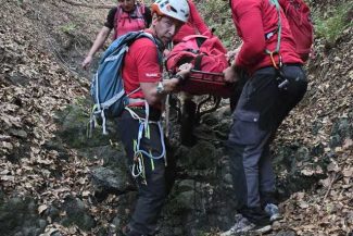 Sibiu: Salvamontiştii intervin în zona Cisnădioara, pentru a recupera un tânăr implicat într-un accident cu o motocicletă de enduro