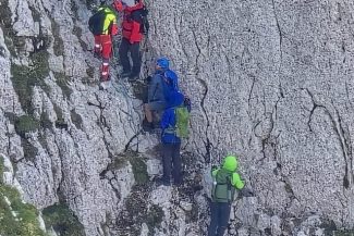 Patru turişti blocaţi pe un traseu periculos de stâncă din Piatra Craiului, coborâţi de salvamontiştii din Zărneşti după o intervenţie extrem de dificilă de şapte ore/ Turiştii nu aveau echipament adecvat: Misiunea putea avea un deznodământ tragic – FOTO