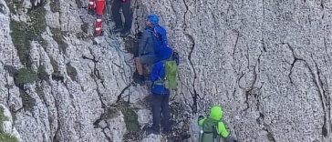 Patru turişti blocaţi pe un traseu periculos de stâncă din Piatra Craiului, coborâţi de salvamontiştii din Zărneşti după o intervenţie extrem de dificilă de şapte ore/ Turiştii nu aveau echipament adecvat: Misiunea putea avea un deznodământ tragic – FOTO