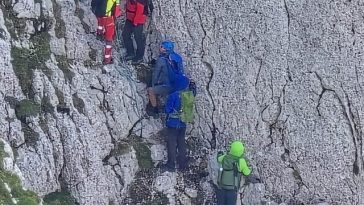 Patru turişti blocaţi pe un traseu periculos de stâncă din Piatra Craiului, coborâţi de salvamontiştii din Zărneşti după o intervenţie extrem de dificilă de şapte ore/ Turiştii nu aveau echipament adecvat: Misiunea putea avea un deznodământ tragic – FOTO