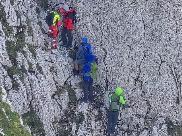 Patru turişti blocaţi pe un traseu periculos de stâncă din Piatra Craiului, coborâţi de salvamontiştii din Zărneşti după o intervenţie extrem de dificilă de şapte ore/ Turiştii nu aveau echipament adecvat: Misiunea putea avea un deznodământ tragic – FOTO