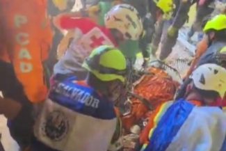 Un supravieţuitor al cutremurelor din Venezuela a fost scos din dărâmături la opt zile după dezastru – VIDEO