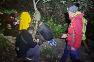Turişti maghiari salvaţi noaptea trecută din Masivul Retezat de o echipă de salvamontişti din Hunedoara/ Drumeţii erau epuizaţi, deshidrataţi, fără sursă de lumină şi echipaţi necorespunzător