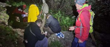 Turişti maghiari salvaţi noaptea trecută din Masivul Retezat de o echipă de salvamontişti din Hunedoara/ Drumeţii erau epuizaţi, deshidrataţi, fără sursă de lumină şi echipaţi necorespunzător