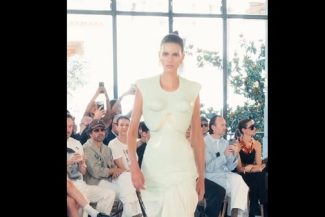 Schiaparelli şi corsetele sale din silicon au deschis săptămâna modei de lux la Paris – VIDEO