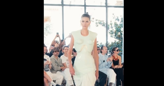 Schiaparelli şi corsetele sale din silicon au deschis săptămâna modei de lux la Paris – VIDEO